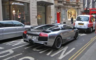 لندن تواجه سيارات الخليجيين "الفارهة" بالغرامات والعقوبات "الجنائية"