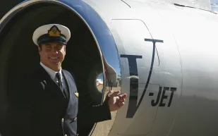 طيار سويدي يحرر راكباً ثملاً من مرحاض الطائرة بواسطة فأس