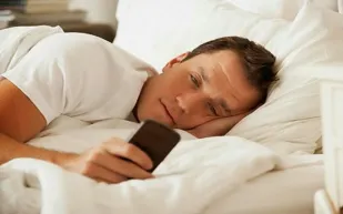 ماذا يحدث لجسمك عندما تتفحص هاتفك قبل النوم؟ ماذا يحدث لجسمك عندما تتفحص هاتفك قبل النوم؟