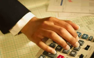 ما هي ضريبة القيمة المضافة المتوقع تطبيقها في الإمارات؟