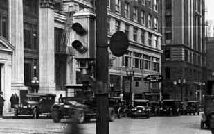 مفاجأة... هكذا كانت تعمل اول اشارة مرور !