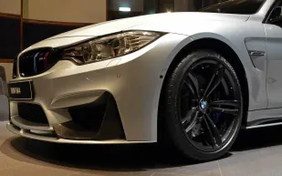 بالصور...سيارة “بي إم دبليو M4 “نادرة تصل إلى أبوظبي