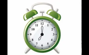 بريطانية تحطم المنبه على رأس زوجها لطلبه قبلة قبل النوم