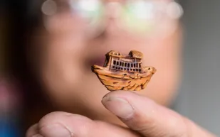 بذور الخوخ تتحول قطعا فنية فريدة!