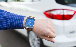 تطبيق جديد من فورد يسمح لك بفتح باب سيارتك من معصمك