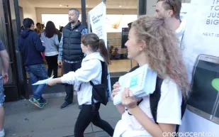 بالصور موظفون في سامسونج في اطلاق الايفون6S 