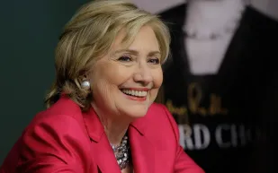 هيلاري كلينتون تسخر من نفسها في برنامج تلفزيوني