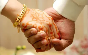 مزحة شاب تتسبب بعقد قرانه على “معلمة” كزوجته الثانية