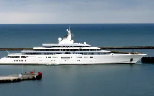 من هو رجل الأعمال الذي يملك يختاً بـ 450 مليون دولار؟