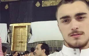 صورة..“سيلفي” حفيد الخميني أمام “الكعبة” تثير جدلاً بين الإيرانيين