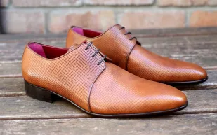 بالصور..حذاء "ديربي" موضة الخريف 