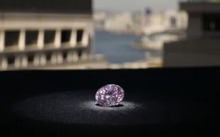 بيع ماسة نادرة بـ28.55 مليون دولار