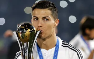 بالصورة..من هو الطفل اللبناني الذي وافق “رونالدو” على استضافته؟