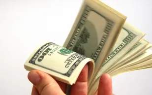 أمريكية تحصل على مليون دولار لتمكين بريطاني من رؤية صديقته الميتة