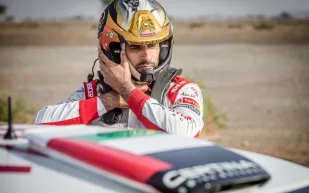 الشيخ خالد القاسمي يتوّج بذهبية رالي دبي الدولي 2015