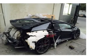 صور....لامبورغيني أفنتادور” محطمة تباع مقابل 100 ألف دولار في دبي