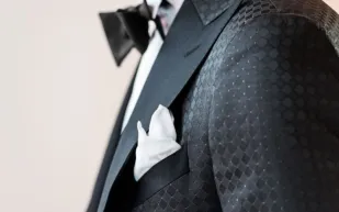 تألق يوم زفافك ببذلات استثنائية! 