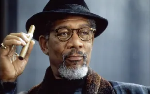 مورجان فريمان ينجو من الموت في حادث طيران