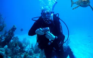 سعودي يقضي 10 ساعات تحت الماء استعداداً لدخول غينيس