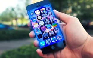 مسافرو الإمارات والسعودية الأكثر استخداماً للهواتف الذكية في الحجوزات