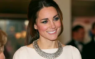 بعد صورتها غير اللائقة.. الملكة إليزابيت تجبر كيت على؟!