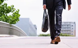 أيها الرجال ابتعدوا عن هذه الملابس في المكاتب