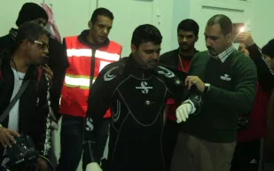 بالصور.. سعودي يقضي 24 ساعة تحت الماء لدخول غينيس 