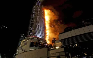 قصة مؤثرة عن بريطاني انقذ والدته من حريق دبي