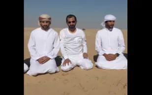 ولي عهد دبي ينشر صور لغداء عائلي في البر 