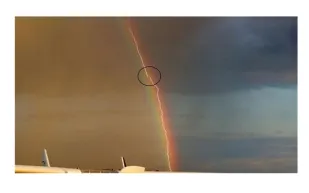 بالصورة...ألماني يلتقط صورة نادرة للبرق يضرب طائرة ركاب