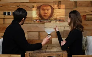 ساعة ذكية يمكنها عرض الأفلام على الحائط