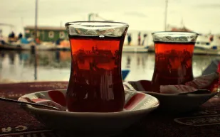 لم يعجبه سعر كوب الشاي فأطلق النار على زبون بالمقهى