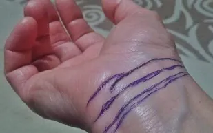 "خطوط المعصم" تكشف الكثير عن حياتك وعمرك!