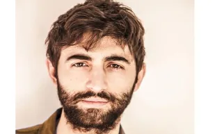 ممثل يشنق نفسه في مسرحية!