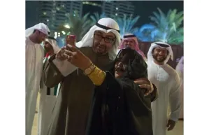 بالصور: "سيلفي" تجمع مُسنّة مشاركة في قصر الحصن مع محمد بن زايد