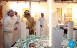 بالصور والفيديو ..محمد بن راشد يختار تصميم برج جديد في خور دبي