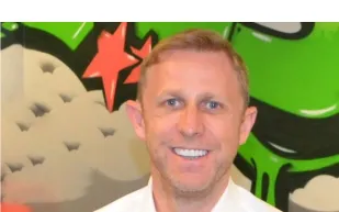 عامل بمطعم للوجبات السريعة أسس شركة تدر الملايين سنوياً