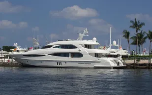 اسرع يخت في العالم باسم"العالم لا يكفي"