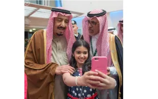 طفلة تلتقط "سيلفي" مع خادم الحرمين بمهرجان سباق الخيل