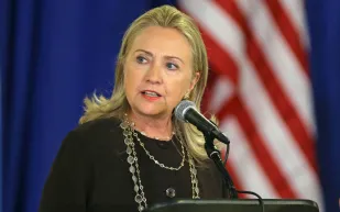 كلينتون ستفضح المخلوقات الفضائية إن أصبحت رئيسة لأميركا