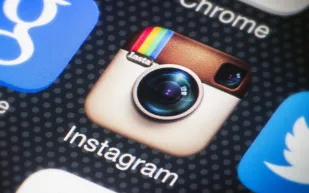 الشرطة تداهم منزل طفلة.. والسبب انستغرام