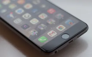 ماذا تعرف عن "آيفون SE" القادم .. وسعره المتوقع؟