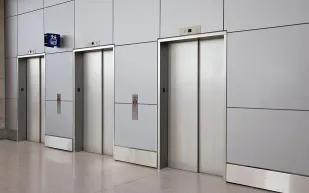 صينية تعطل بها المصعد شهراً فماتت من "الجوع"!!