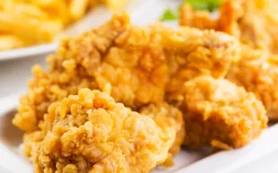 وفاة إندونيسي اختناقاً أثناء تناول الدجاج في مسابقة كنتاكي