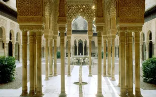 قصر الحمراء كنز اسلامي يتوسط الاندلس