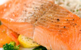 القيم الغذائية لسمك السلمون وفوائده الصحية