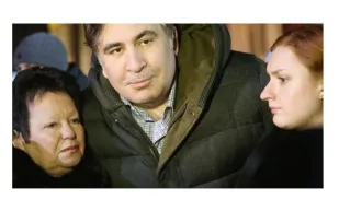 الرئيس يقفز من موكبه… لإنقاذ امرأة