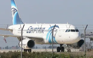 قائد الطائرة المصرية: الخاطف كان مسالماً جداً وعزمناه على شاي وعصير