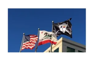 لماذا رفعت أبل علم القراصنة على مقرها؟