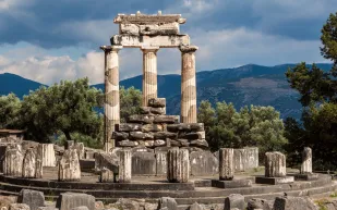مدينة دلفي اليونانية رقي ثقافة وكرم ضيافة 